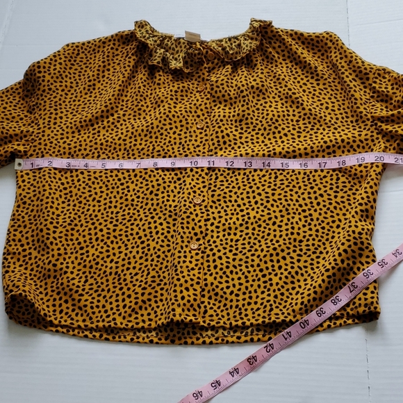 Glamorous Giraffe Print Button Down crop top - Picture 7 of 12